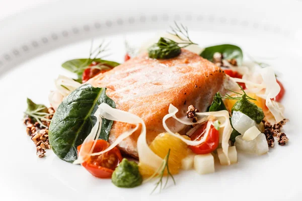 Salmone con verdure sul piatto — Foto Stock