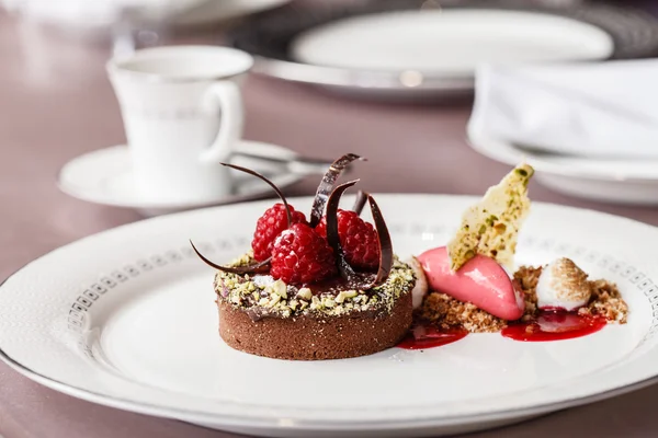 Chocolate cake with raspberries — Stock Photo, Image