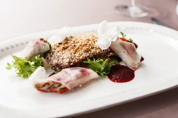 Fleisch mit Frühlingsrollen auf Teller — Stockfoto