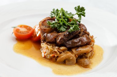 lahana ile kızarmış et