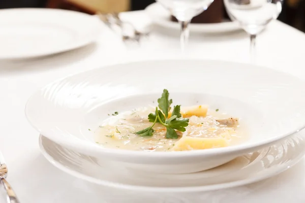Sopa de col en el plato —  Fotos de Stock