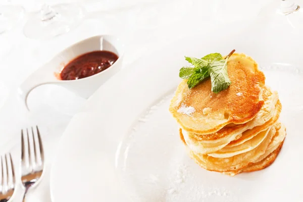 Smakelijke pannenkoeken met jam — Stockfoto