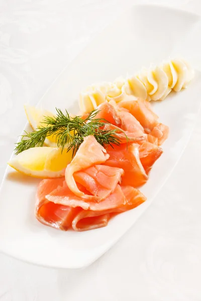 Fatias de salmão com manteiga — Fotografia de Stock