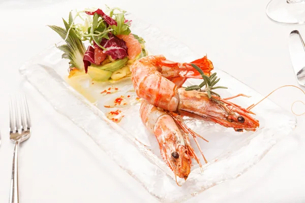 Chutné krevety se salátem — Stock fotografie