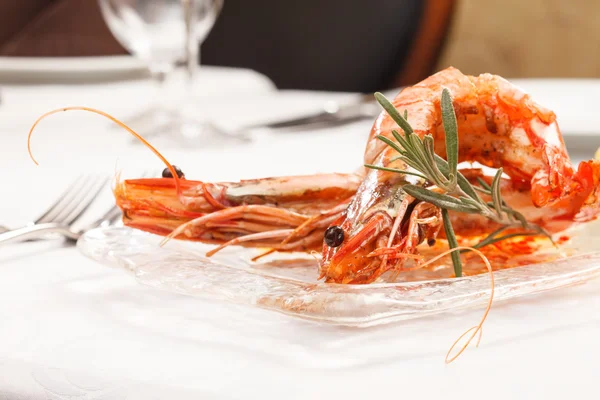 Tasty Shrimps with salad — Stock Photo, Image