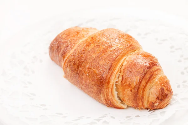 Frisch gebackenes Croissant — Stockfoto