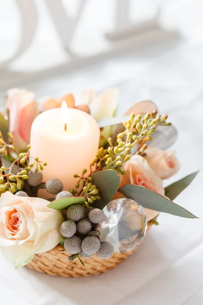 Flores agradáveis e vela — Fotografia de Stock