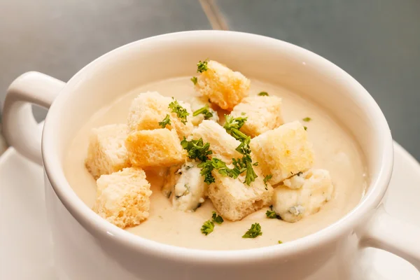 Sopa de creme com croutons — Fotografia de Stock