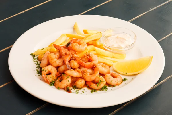 Camarones con patatas fritas —  Fotos de Stock