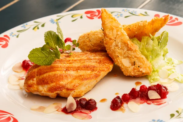 Chicken with cranberry sauce — Stock Photo, Image