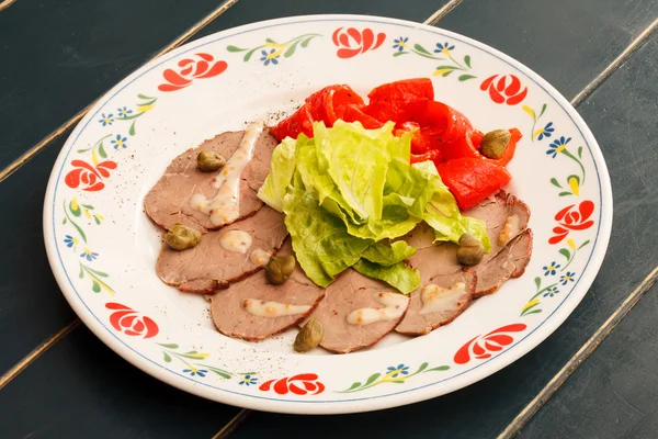 Lengua con verduras en el plato —  Fotos de Stock