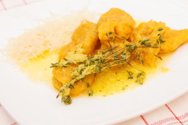 Plaka üzerinde kabak gnocchi