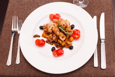 Fasulye ve domates ile tavuk fileto