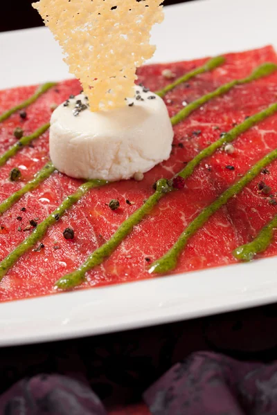 Saboroso carpaccio de carne — Fotografia de Stock