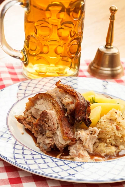 Schweinefleisch mit Kartoffeln und Bier — Stockfoto