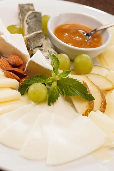 Piatto tradizionale di formaggio — Foto Stock