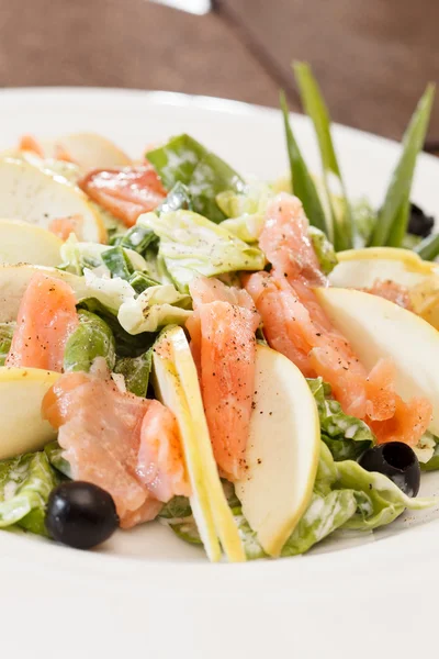 Salade met zalm met olijven — Stockfoto