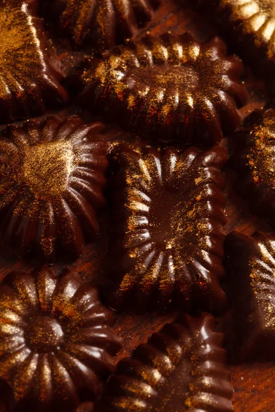 Dulces de chocolate con polvo —  Fotos de Stock