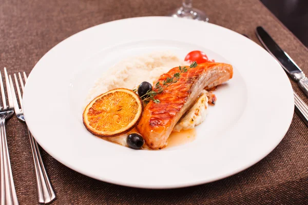 Bife de salmão com batatas — Fotografia de Stock