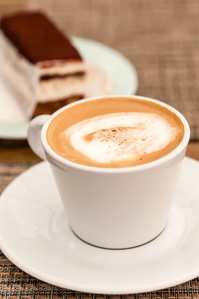 Cappuccino saboroso em copo com sobremesa — Fotografia de Stock