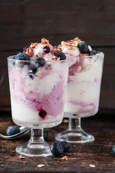 Jogurt s ovocem a ořechy — Stock fotografie