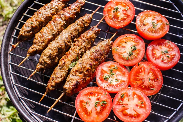 Brochetas y tomates a la parrilla —  Fotos de Stock