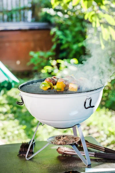 Gegrillte Frikadellen mit Gemüse — Stockfoto