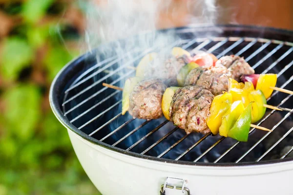 Grillade köttbullar med grönsaker — Stockfoto