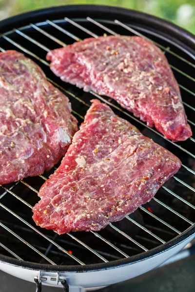 Ruwe steaks op grill — Stockfoto