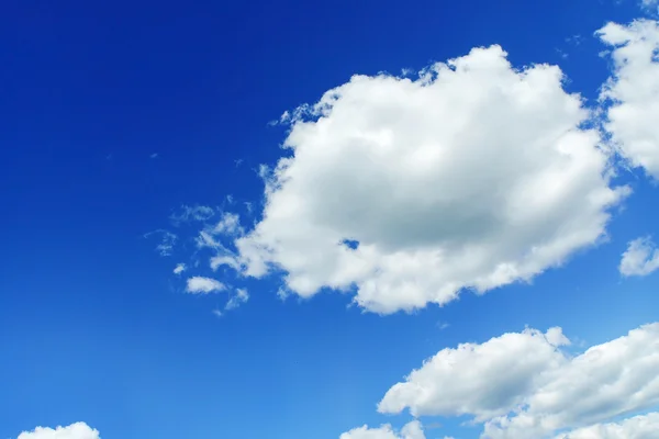 Cielo azul con nubes —  Fotos de Stock