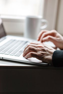 Dizüstü bilgisayarda erkek eli
