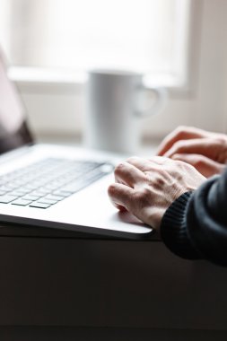 Dizüstü bilgisayarda erkek eli