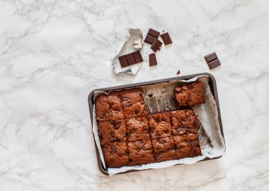 Çikolatalı brownie pasta masada