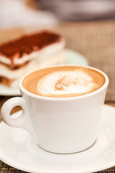 Xícara de cappuccino com sobremesa — Fotografia de Stock