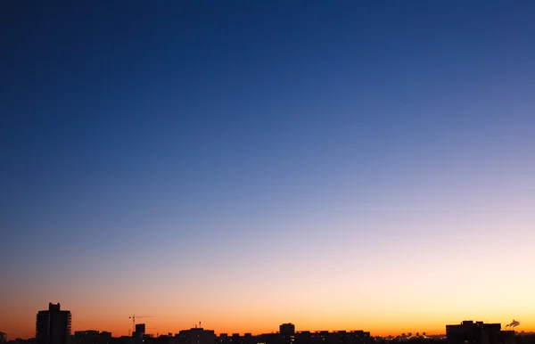 Hermosa puesta de sol en la ciudad — Foto de Stock