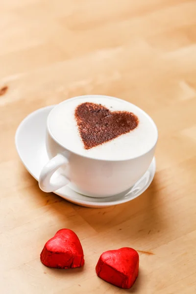 Kopje cappuccino met hart — Stockfoto