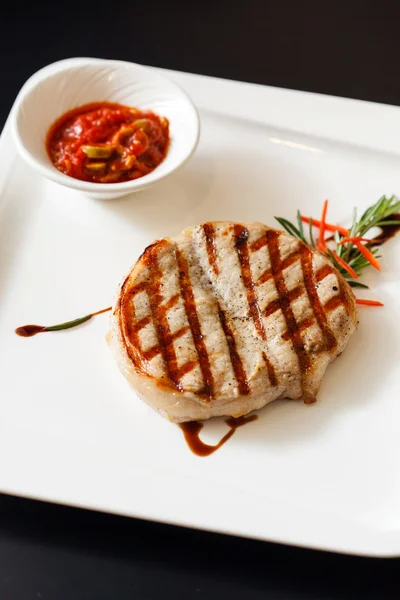 Kött köttbit med sås och rosmarin — Stockfoto