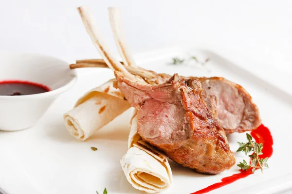 Costillas con salsa de arándanos y tortillas —  Fotos de Stock