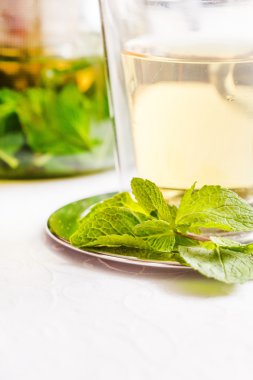 nane çayı ile taze nane yaprakları