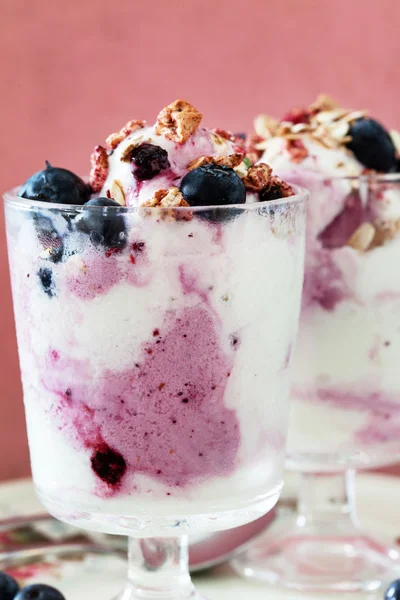 Yogur helado con bayas y nueces — Foto de Stock
