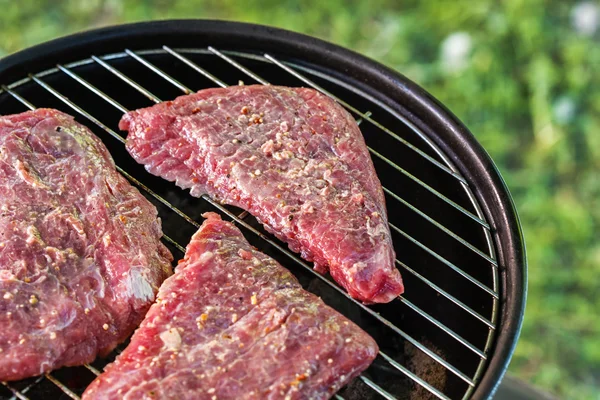 Bifes de carne crua na grelha — Fotografia de Stock