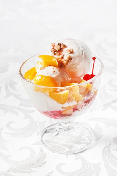 Ice cream with fruits — Stock Photo, Image