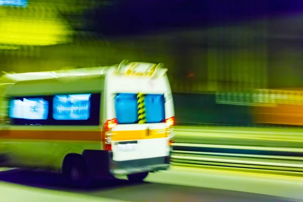 Trafik-den geçerek hız ambulans — Stok fotoğraf