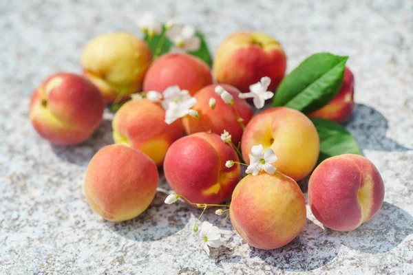 Čerstvé meruňky s květinami — Stock fotografie