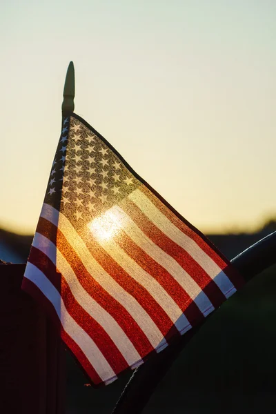 Amerikaanse vlag in zonnig weer buitenshuis — Stockfoto