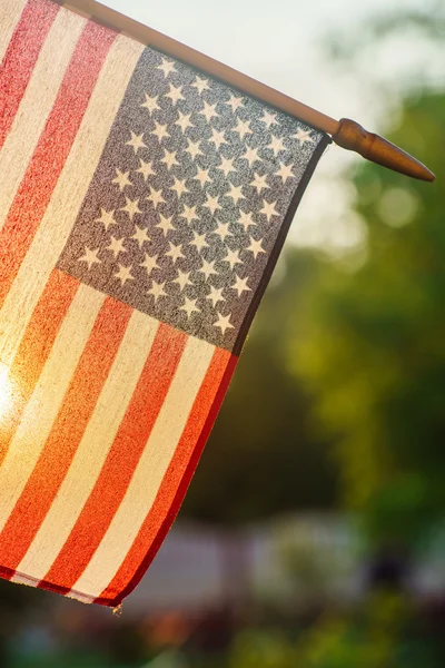 Amerikaanse vlag in zonnig weer buitenshuis — Stockfoto