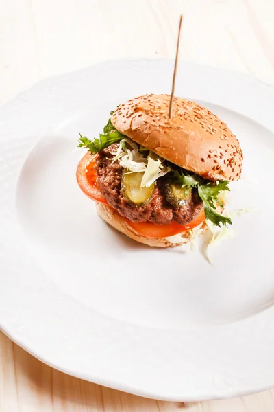 Hamburger savoureux sur assiette — Photo