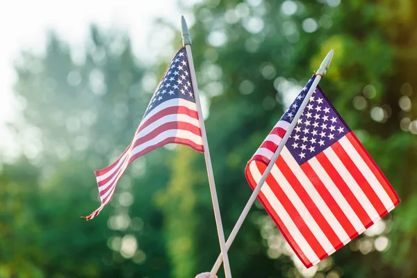 Drapeaux américains par beau temps à l'extérieur — Photo