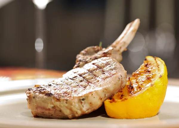 Grilled meat ribs with potato — Stock Photo, Image