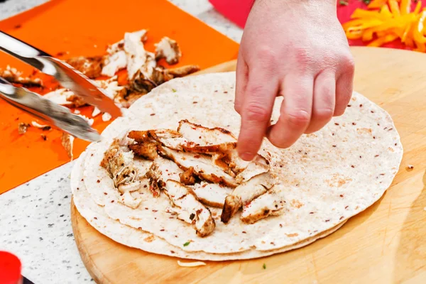 Chef fazendo tortilla — Fotografia de Stock